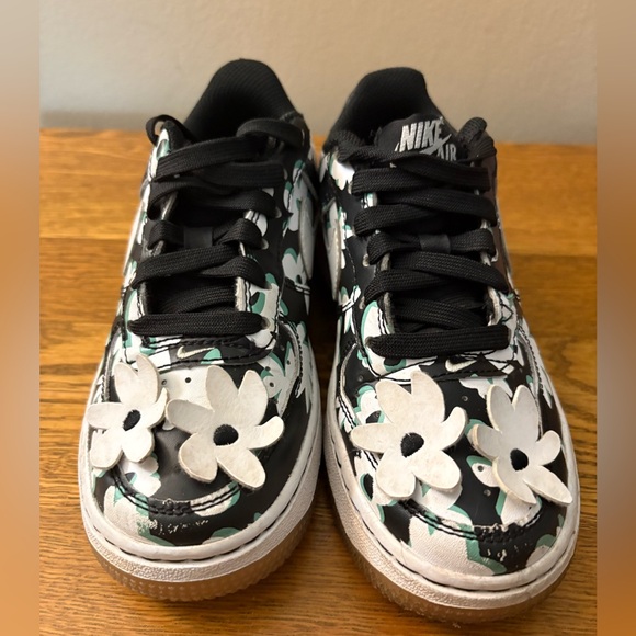 Nike Air Force 1 LV8, floral sneaker. Little kid size 1. - Picture 2 of 7